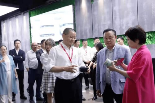 黃光裕千里奔波，三日連訪(fǎng)家電巨頭背后的戰(zhàn)略棋局